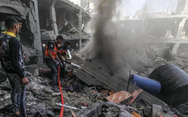 Equipos de rescate trabajan en los escombros de un edificio en Gaza.