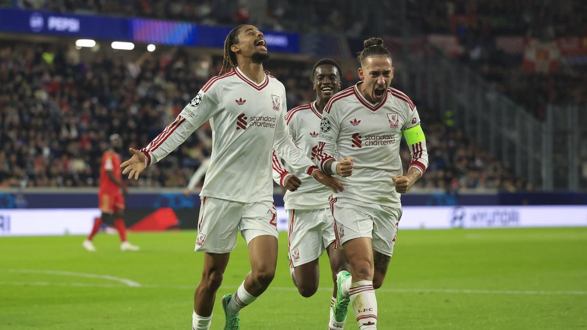 Bradley Barcola celebra junto a sus compañeros del Liverpool uno de los goles de su 'hat-trick' ante el LASK.