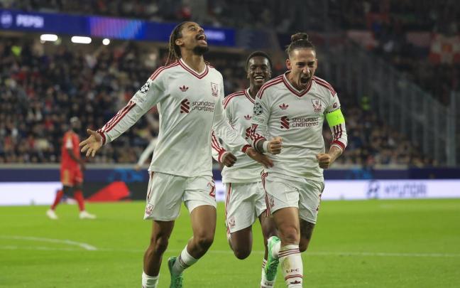 Bradley Barcola celebra junto a sus compañeros del Liverpool uno de los goles de su 'hat-trick' ante el LASK.