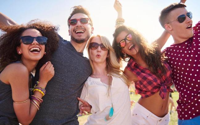 Un grupo de chicos y chicas comparte un momento de diversión. Un grupo de chicos y chicas comparte un momento de diversión.