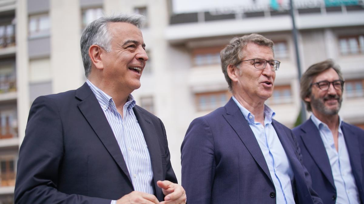 El presidente del PP vasco y candidato a lehendakari, Javier de Andrés, junto al presidente del PP, Alberto Núñez Feijóo, y al presidente del PP de Araba, Iñaki Oyarzábal.