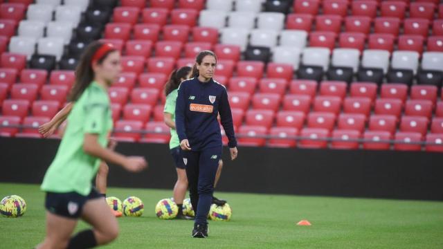 Iturregi dirige en San Mamés la sesión previa al duelo ante el Sevilla. Iturregi dirige en San Mamés la sesión previa al duelo ante el Sevilla.