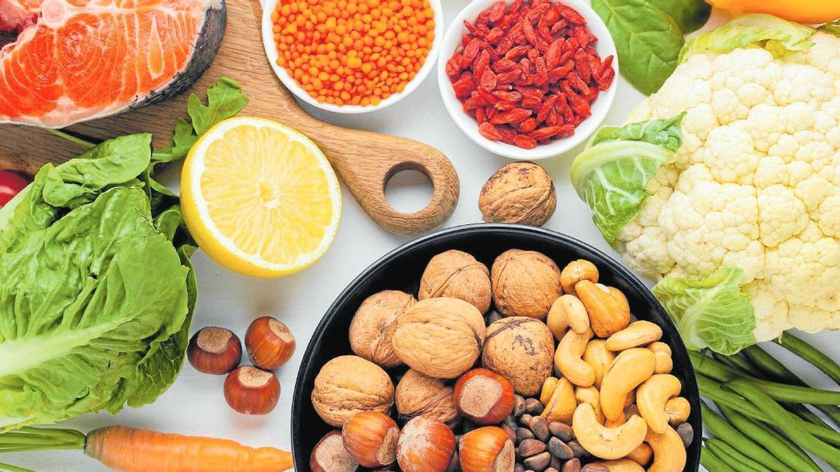 Una colorida selección de alimentos saludables ricos en hierro y minerales.