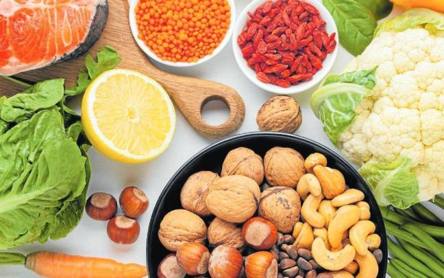 Una colorida selección de alimentos saludables ricos en hierro y minerales.