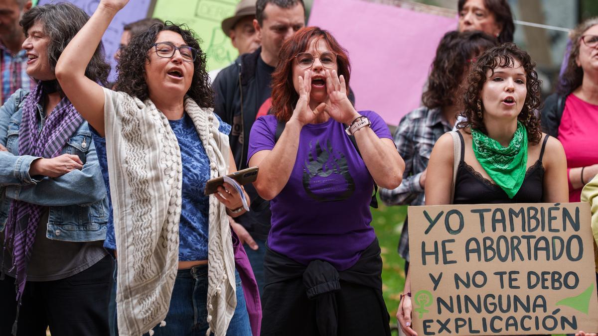 Varias personas en concentración para exigir derecho aborto libre sanidad publica