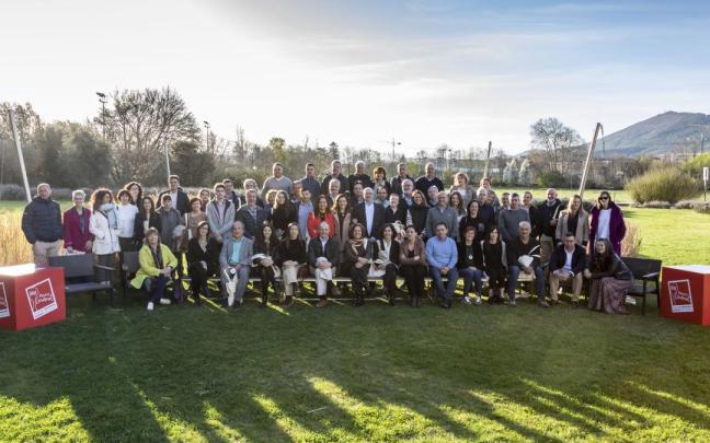 Representantes de las empresas que han acudido al acto de este lunes, con autoridades. Representantes de las empresas que han acudido al acto de este lunes, con autoridades.