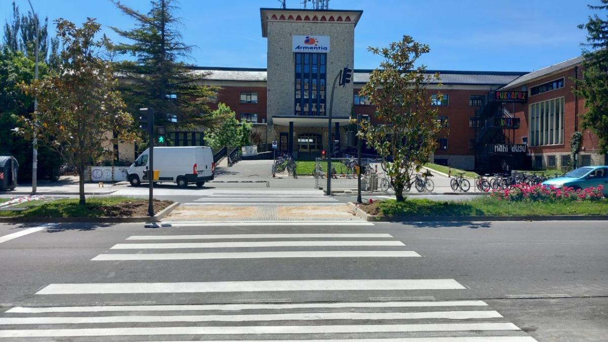 Nuevo paso de cebra frente a la ikastola Armentia. Fotos: Ayuntamiento de Gasteiz