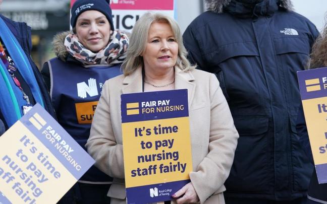 La secretaria general del sindicato Royal College of Nursing, Pat Cullen, en una manifestación de enfermeras y trabajadores de ambulancias en una foto de archivo.