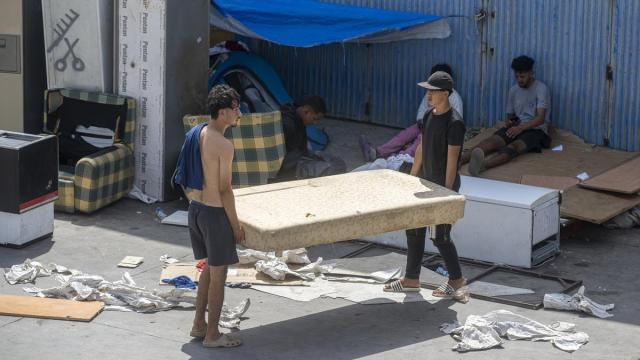 Migrantes asentados en una de las naves del Tarajal.