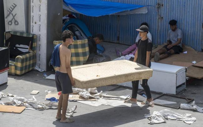 Migrantes asentados en una de las naves del Tarajal.