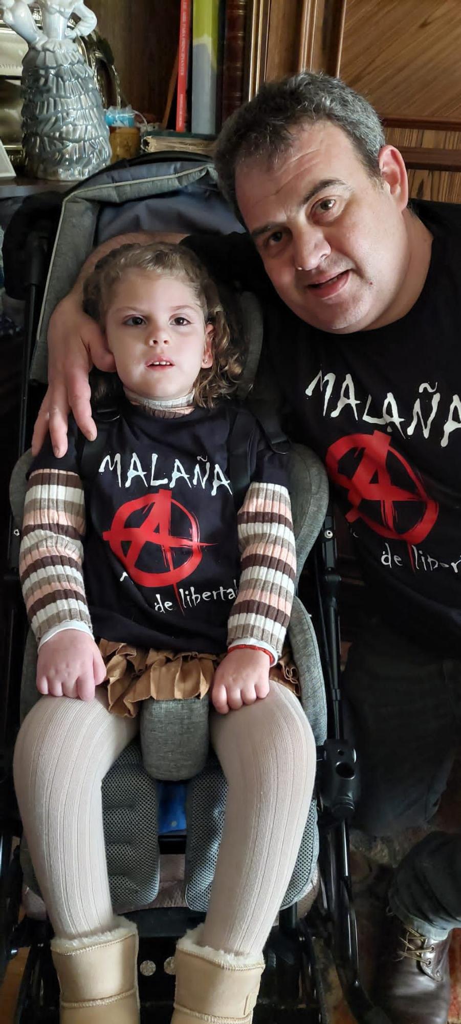 Mara junto a su tío.