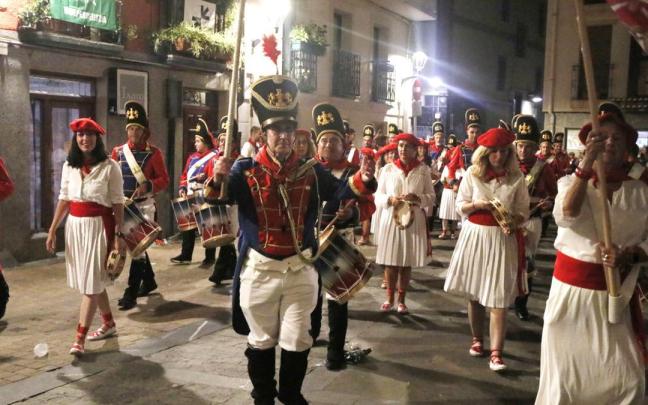 Manolo Pascual, al frente de la tamborrada de las fiestas de Deba del año pasado. / Ander Salegi Manolo Pascual, al frente de la tamborrada de las fiestas de Deba del año pasado.