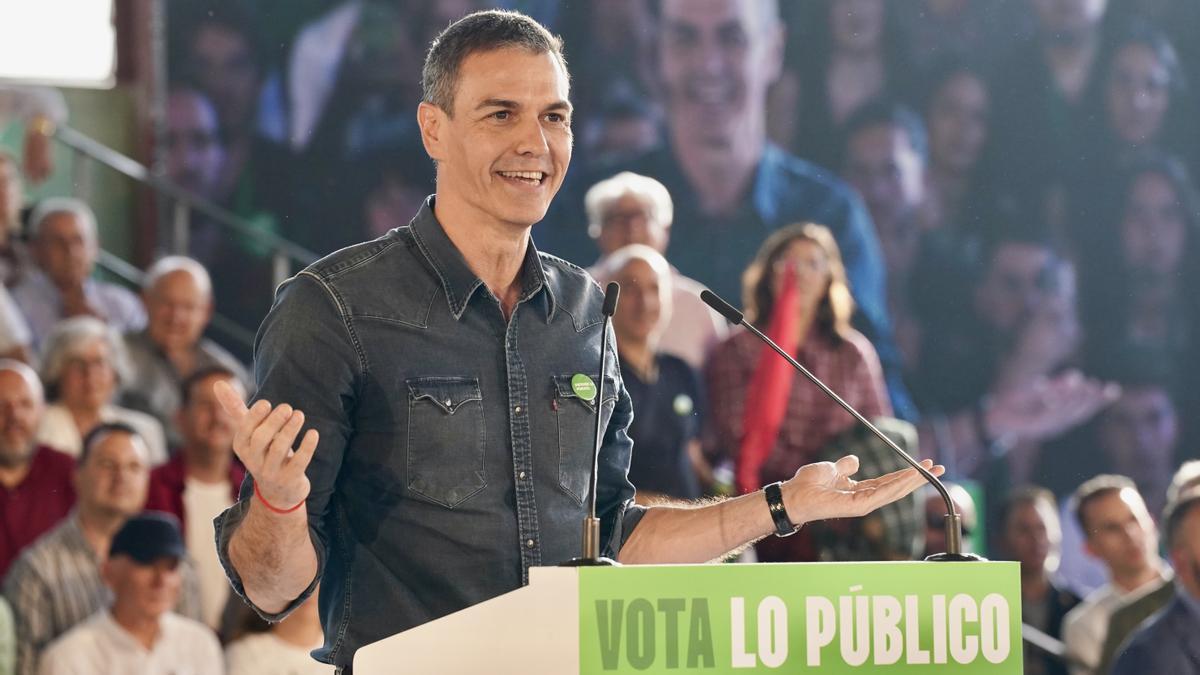 El secretario general del PSOE y presidente del Gobierno, Pedro Sánchez, interviene en un acto de campaña en Cártama (Málaga).