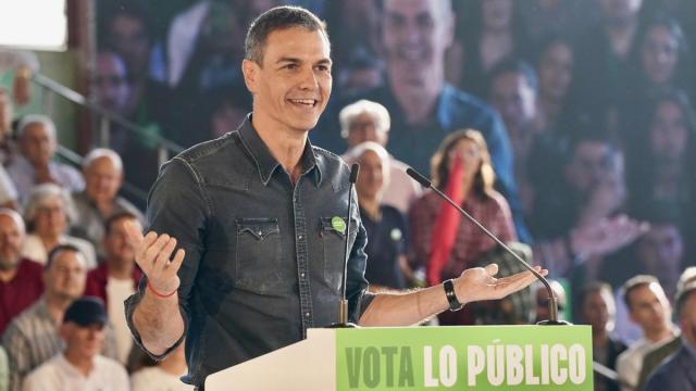 El secretario general del PSOE y presidente del Gobierno, Pedro Sánchez, interviene en un acto de campaña en Cártama (Málaga).