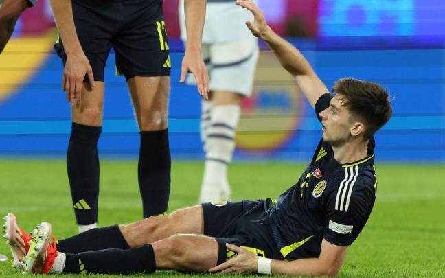 Tierney, en el momento de sufrir la lesión muscular, pidiendo el cambio a su seleccionador. / GEORGI LICOVSKI