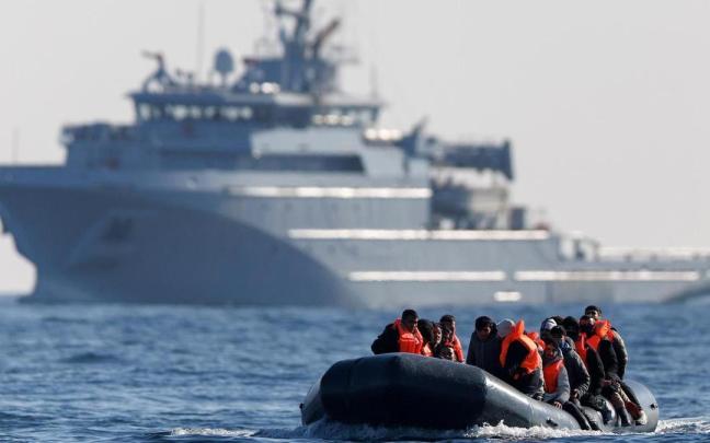 Migrantes cruzan el canal de la Mancha en un embarcación.