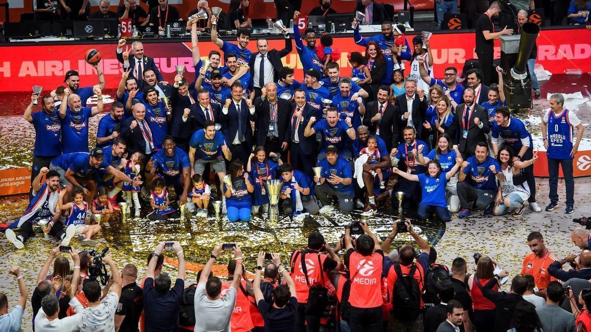 El Anadolu Efes celebra el título de campeón de la Euroliga conseguido el curso pasado