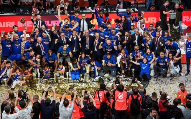El Anadolu Efes celebra el título de campeón de la Euroliga conseguido el curso pasado El Anadolu Efes celebra el título de campeón de la Euroliga conseguido el curso pasado