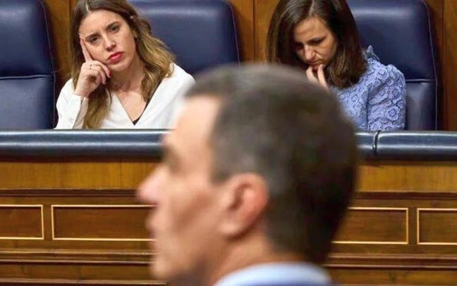 Irene Montero, junto a Ione Belarra en el Congreso, siguiendo con atención un discurso de Pedro Sánchez.