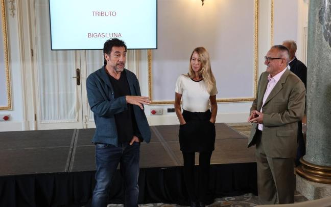 Javier Bardem, junto a Betty Bigas, ha abandonado el acto al de cinco minutos visiblemente molesto. / EP Javier Bardem, junto a Betty Bigas, ha abandonado el acto al de cinco minutos visiblemente molesto.