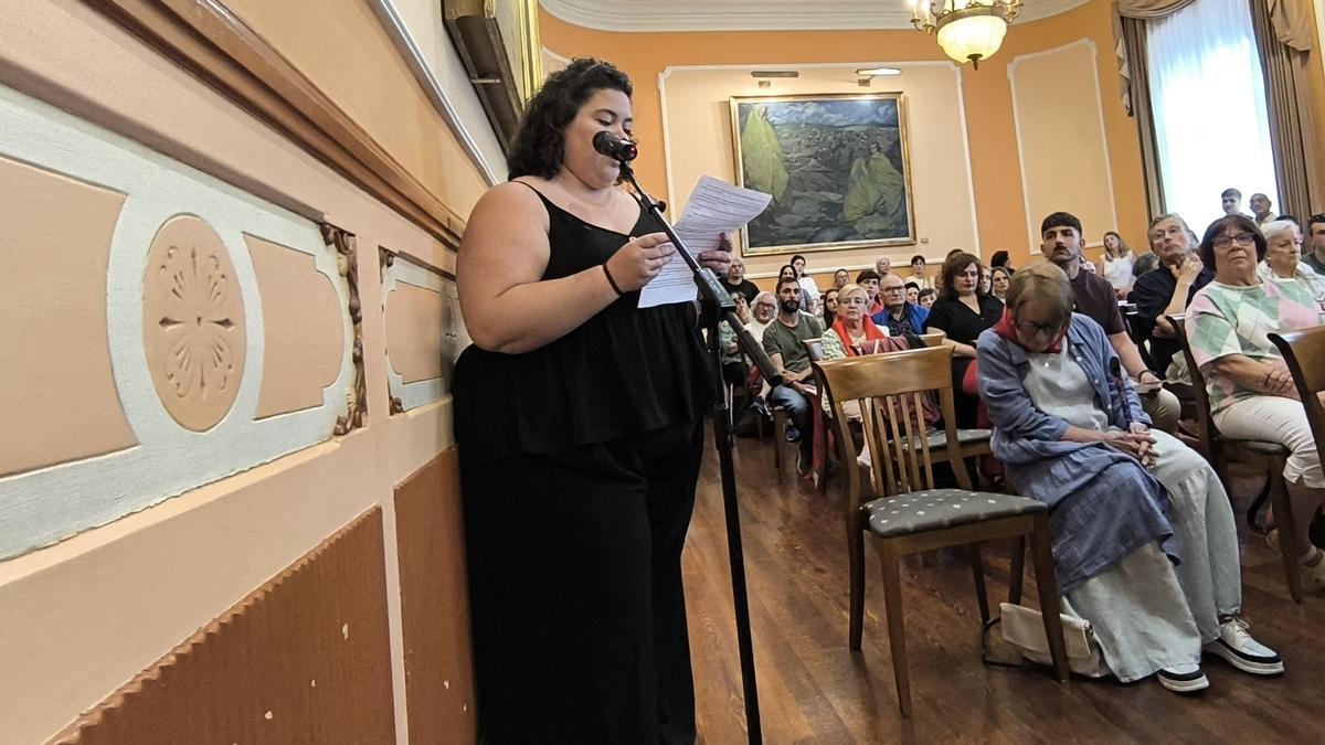 Irati Amantegui lee en el Pleno Ordinario Municipal el manifiesto del Alarde Público