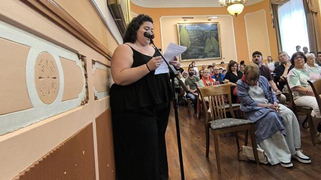 Irati Amantegui lee en el Pleno Ordinario Municipal el manifiesto del Alarde Público