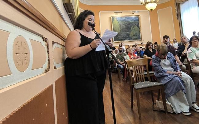 Irati Amantegui lee en el Pleno Ordinario Municipal el manifiesto del Alarde Público