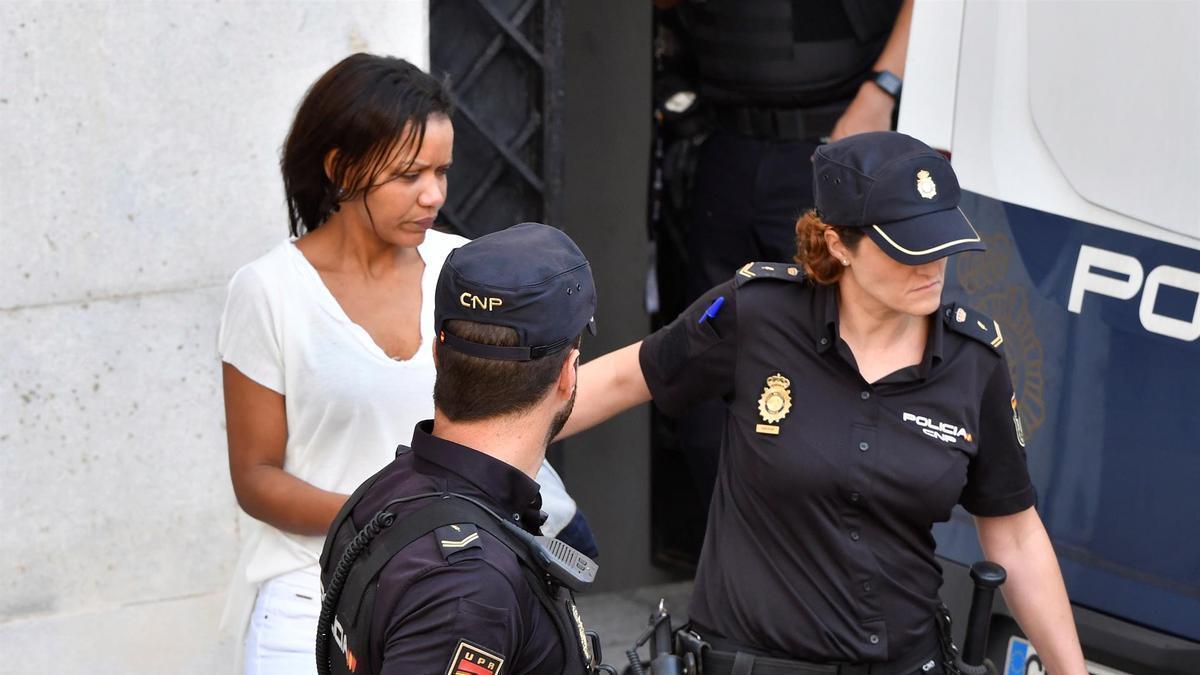 Imagen de archivo de Ana Julia Quezada siendo custodiada por la Policía Nacional a su salida de la Audiencia Provincial de Almería.