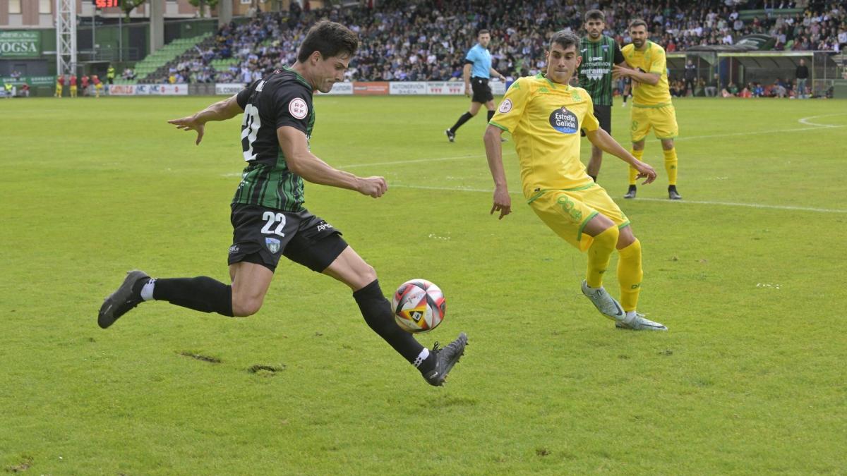 Markel Etxebarria intenta centrar en el Sestao River - Deportivo de La Coruña / Oskar González