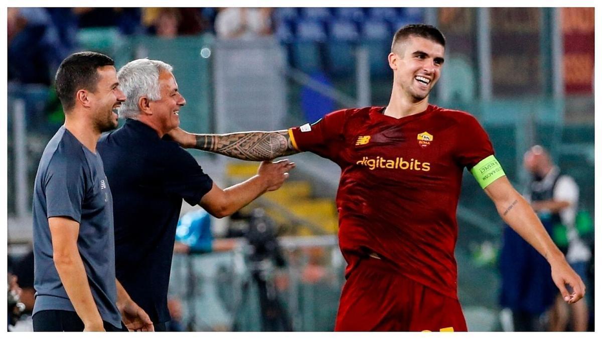 Mourinho bromea con el central Mancini durante un partido.