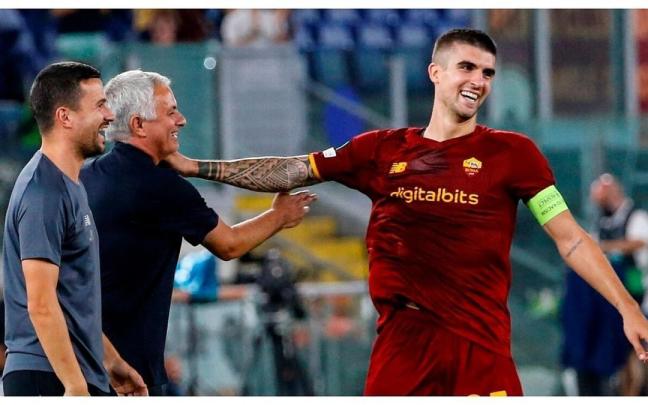 Mourinho bromea con el central Mancini durante un partido.