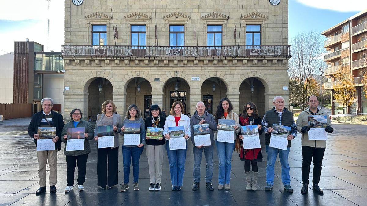La alcaldesa de Irun, Cristina Laborda, junto a algunos de los autores y autoras de las fotografías seleccionadas.