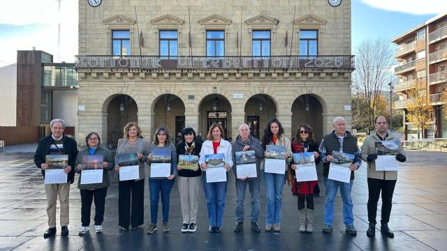 La alcaldesa de Irun, Cristina Laborda, junto a algunos de los autores y autoras de las fotografías seleccionadas.