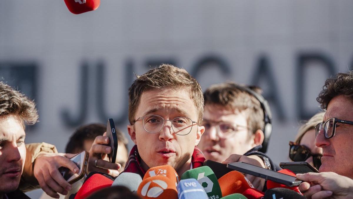 Errejón atiende a los medios en los juzgados.