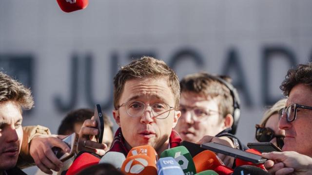 Errejón atiende a los medios en los juzgados.