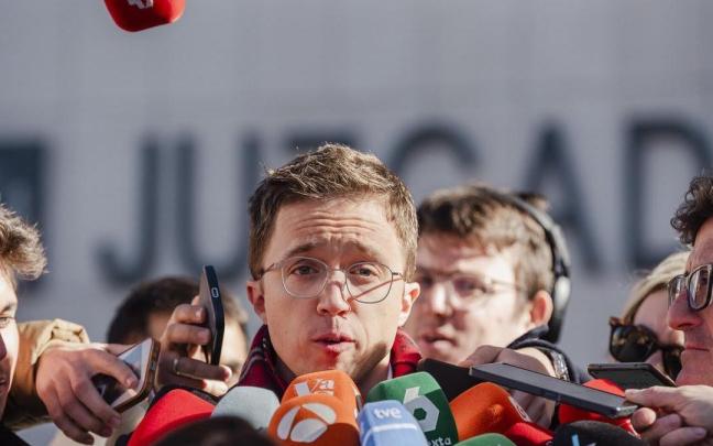 Errejón atiende a los medios en los juzgados.