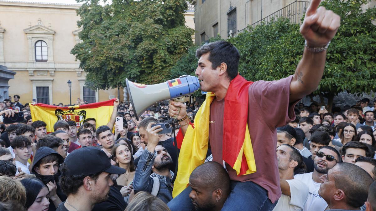 El periodista Vito Quiles interviene en el acto 'España combativa' convocado en la Facultad de Derecho de la Universidad de Granada