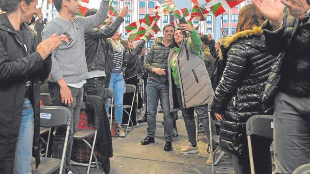 El candidato del PNV a lehendakari, Imanol Pradales, se fotografía con una simpatizante al inicio del mitin de Barakaldo tras el que sufrió una agresión.