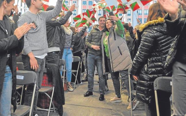 El candidato del PNV a lehendakari, Imanol Pradales, se fotografía con una simpatizante al inicio del mitin de Barakaldo tras el que sufrió una agresión.
