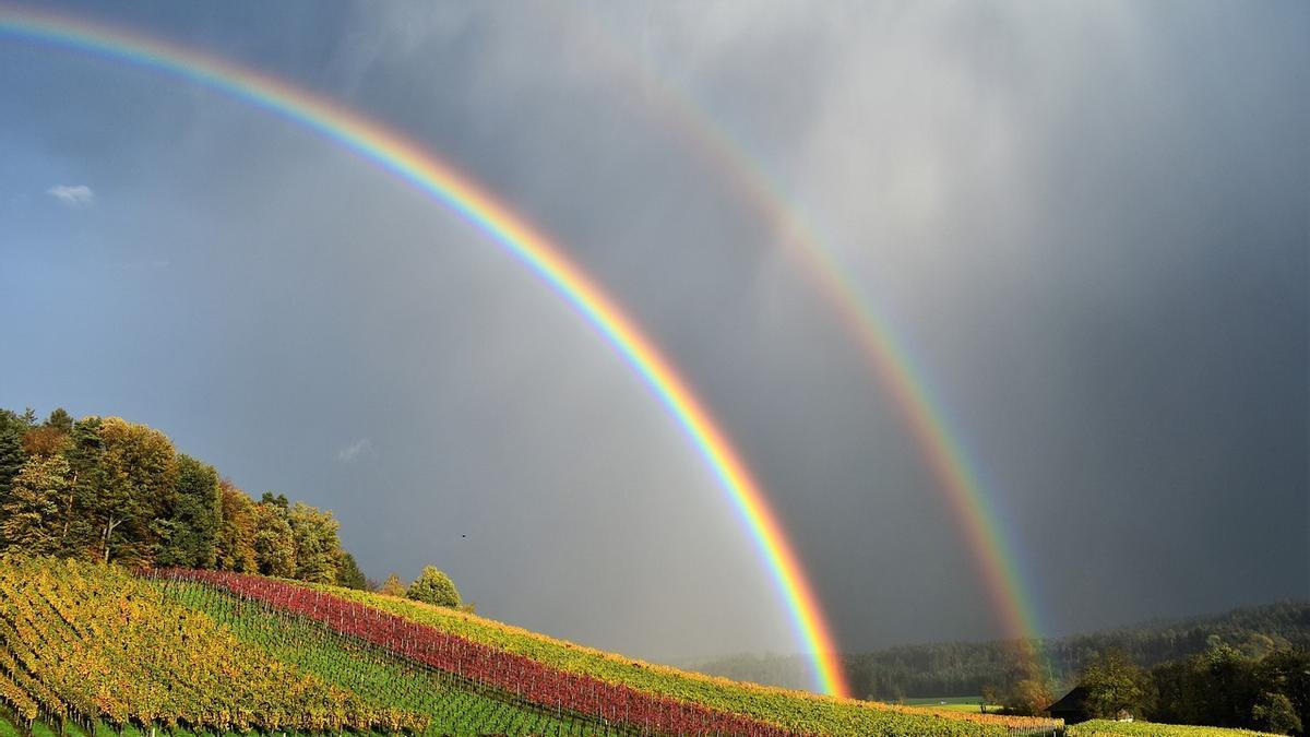 Imagen de un arco iris en un entorno rural