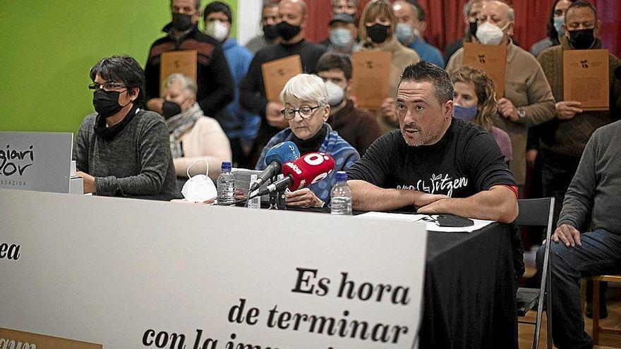 Gloria Bosque y Jon Patxi Arratibel, dos de los portavoces de la Red de Personas Torturadas en Navarra, durante una comparecencia.