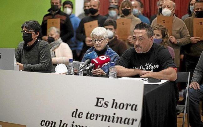 Gloria Bosque y Jon Patxi Arratibel, dos de los portavoces de la Red de Personas Torturadas en Navarra, durante una comparecencia.