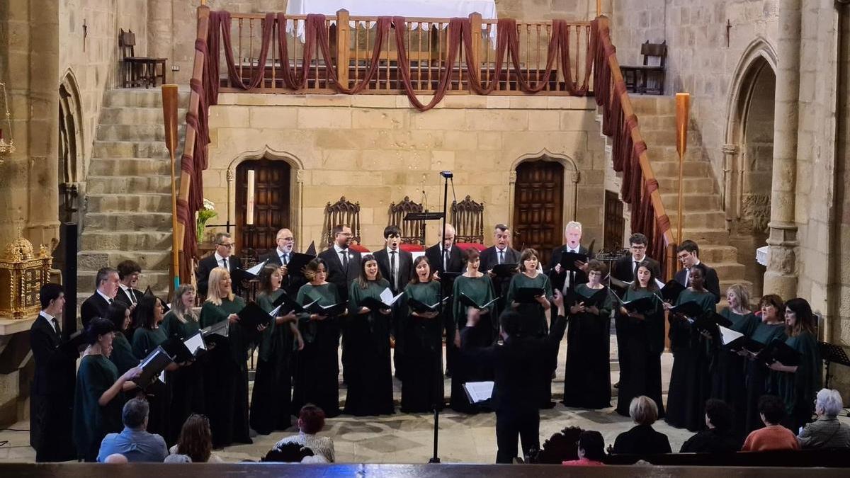 Ganbara abesbatza en una actuación.