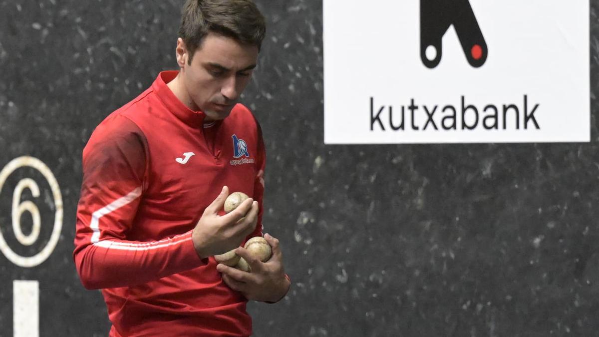 Peio Etxeberria (colorado) y Javier Zabala (azul) eligen material para la final del Cuatro y Medio.