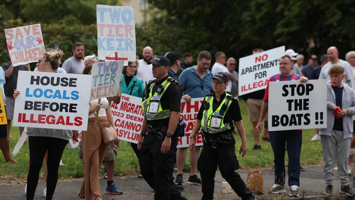 Varias personas protestan en Aldershot con carteles en los que se puede leer "Detened los barcos" o "Locales antes que ilegales".