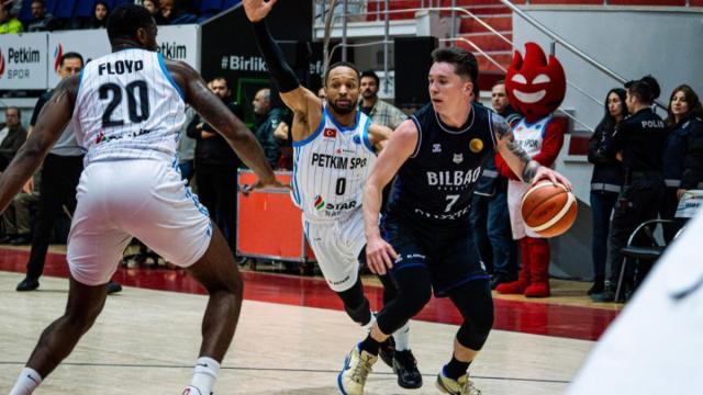 Jaylon Brown persigue a Justin Jaworski. / FIBA EUROPE CUP