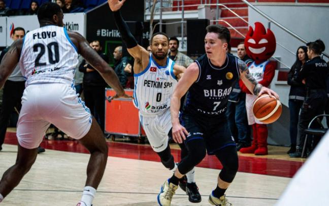 Jaylon Brown persigue a Justin Jaworski. / FIBA EUROPE CUP