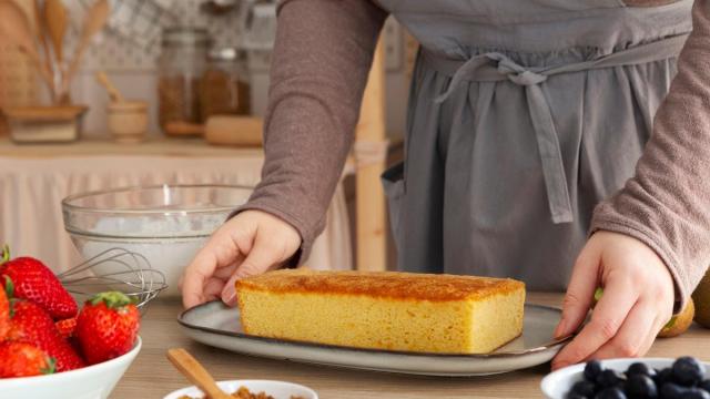 Un bizcocho recién desmoldado.