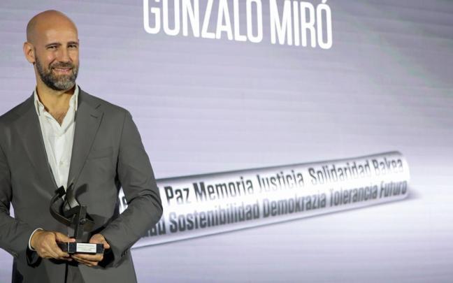 Miró, con el Premio Ramón Rubial a la Comunicación. / Luis Tejido (Efe) Miró, con el Premio Ramón Rubial a la Comunicación.