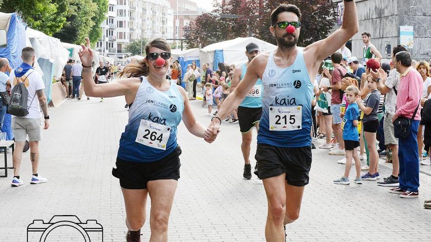 Dos corredores en la carrera popular